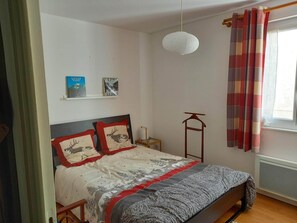 2 bedrooms, iron/ironing board, WiFi