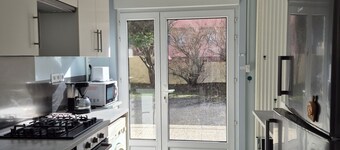 Charming Beach House, 50m from Shore, 5 BR, Garden, Family-Friendly