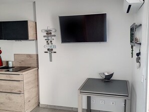 Fridge, microwave, oven, stovetop - Renovated studio with air conditioning and pool in Bormes-les-Mimosas (Bormes-les-Mimosas)