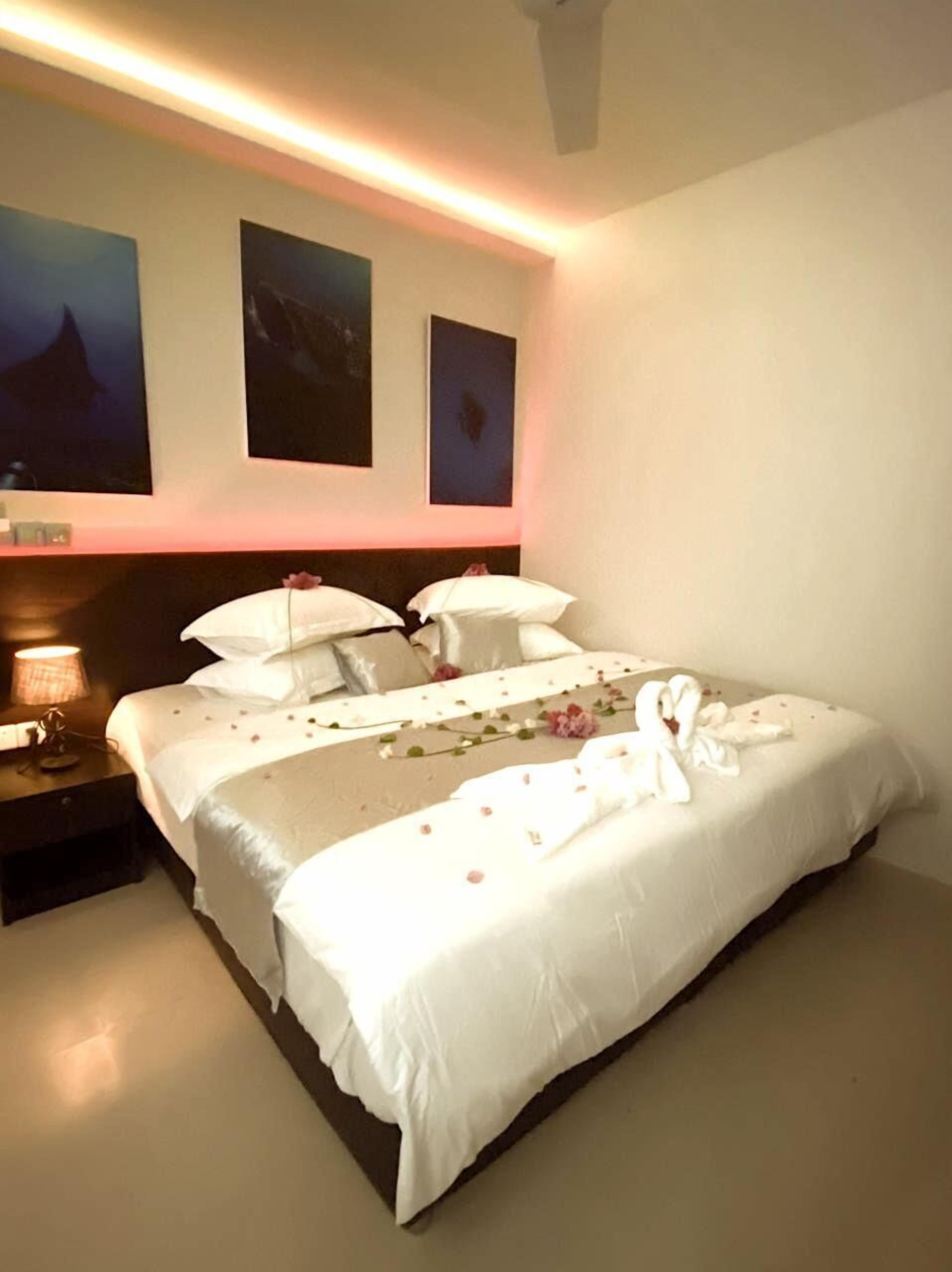 8 bedrooms, in-room safe, iron/ironing board, free WiFi