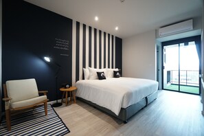 Deluxe Double Bed | 客房内保险箱、办公桌、遮光窗帘、隔音