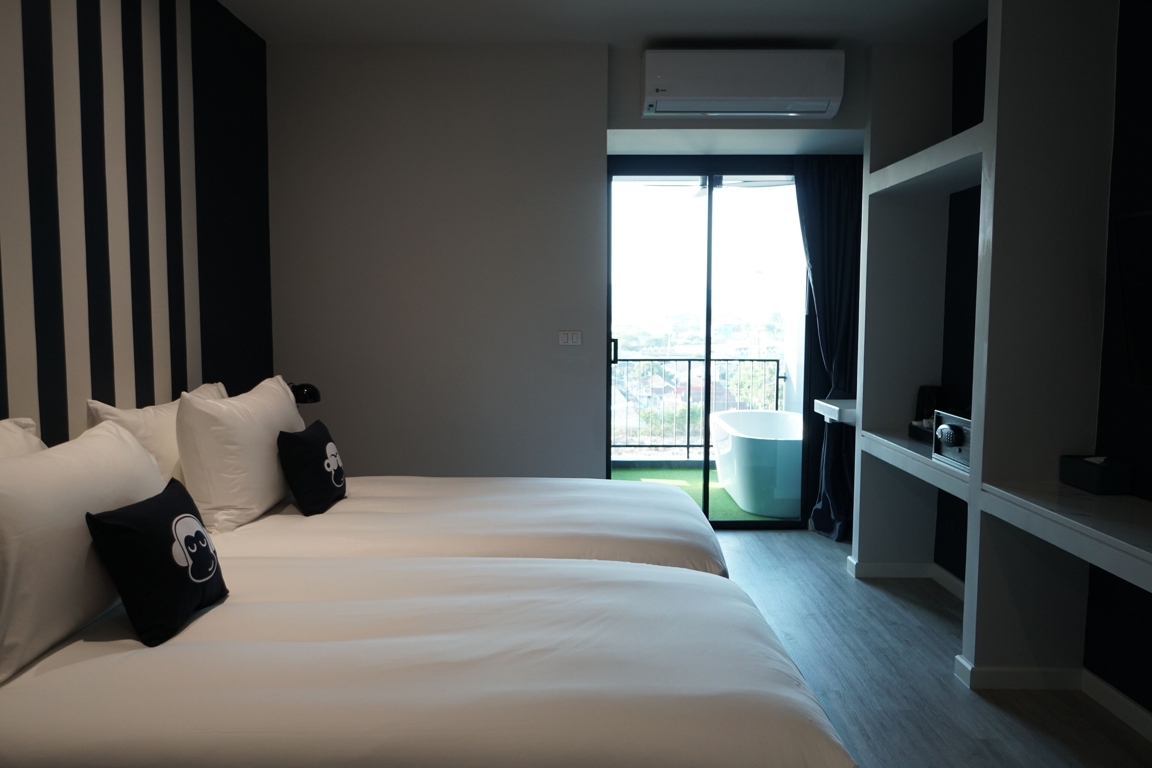Deluxe Twin Bed with Outside Bathtub | 房內夾萬、書桌、遮光窗簾/窗簾、隔音