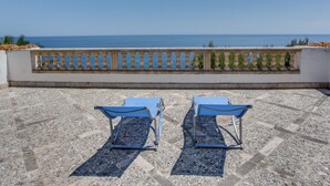 A terrace with two blue sun loungers and a view of the sea. - Ram de Mar - Villa in Cala Ratjada for 10 people with sea views (Capdepera)