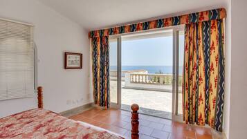 4 bedrooms, iron/ironing board, travel crib, free WiFi