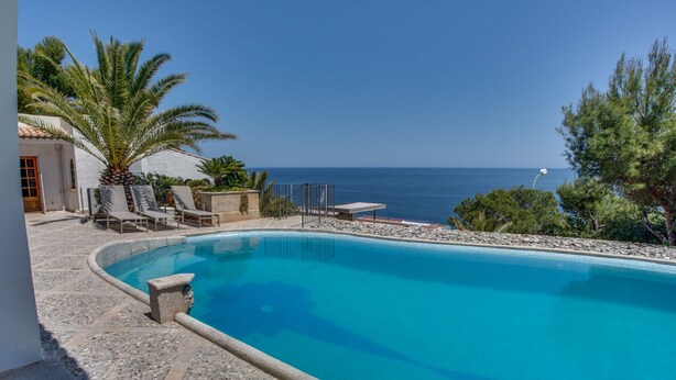A clear blue pool with lounge chairs and a view of the sea. - Ram de Mar - Villa in Cala Ratjada for 10 people with sea views (Capdepera)