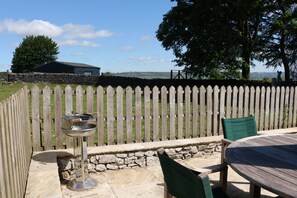 Outdoor dining - Keepers Cottage - Cosy Peak District Retreat (Derbyshire)