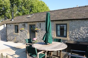 Outdoor dining - Keepers Cottage - Cosy Peak District Retreat (Derbyshire)