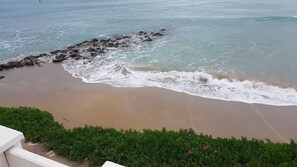 Am Strand, weißer Sandstrand, Liegestühle, Sonnenschirme