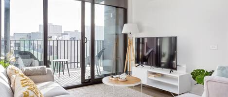 Two Bed Two Bath Apartment With Parking | Living area