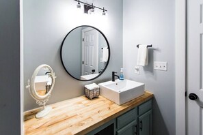 Banheira, secador de cabelo, toalhas de banho, shampoo