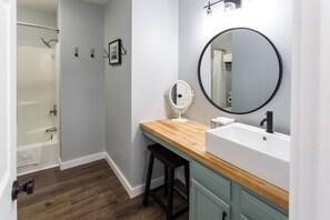 Baignoire, sèche-cheveux, serviettes fournies, shampoing