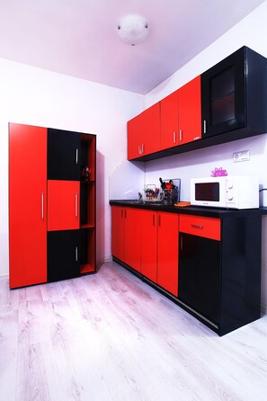 Kühlschrank, Mikrowelle, Herdplatte, Wasserkocher