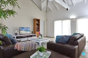 Smart TV, books, printers - SUNSET VILLA - Stunning VIEW! - private pool - 4 bed - 4 bath- 11 guest home  (Noord)