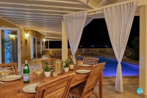 Outdoor dining - SUNSET VILLA - Stunning VIEW! - private pool - 4 bed - 4 bath- 11 guest home (Noord)