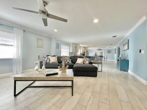 TV, offices - Searenity Escape - New Pool, Bikes, Parking, Near the Beach (Naples)