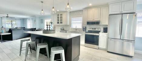 Réfrigérateur, four à micro-ondes, un four, surface de cuisson