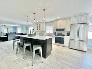 ثلاجة، ميكروويف، فرن، موقد طهي مسطح