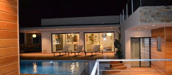 Villa Lutaquenmalou close to beaches heated swimming pool, terraces, rooftop