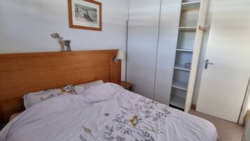 3 bedrooms, travel crib