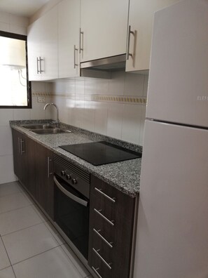 Kühlschrank, Mikrowelle, Ofen, Wasserkocher mit Kaffee-/Teezubehör