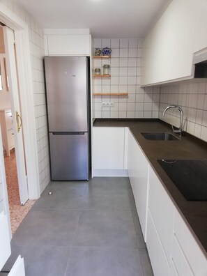 Een koelkast, een magnetron, een oven, een vaatwasser