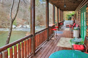 Property grounds - Waterfall Views and River Access-Close to Pigeon Forge -Seasonal pool access (Sevierville)