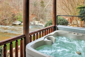Outdoor spa tub - Waterfall Views and River Access-Close to Pigeon Forge -Seasonal pool access (Sevierville)