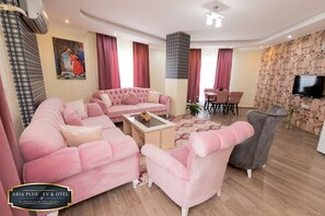 商务公寓, 2 间卧室 | 起居区 | 102-英寸电视(配备卫星频道)