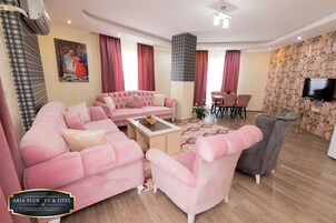 商务公寓, 2 间卧室 | 起居区 | 102-英寸电视（配备卫星频道）