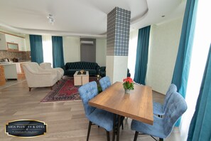 Apartament empresarial, 2 dormitoris | Sala d'estar | Televisor de 102 polzades amb canals per satèl·lit 