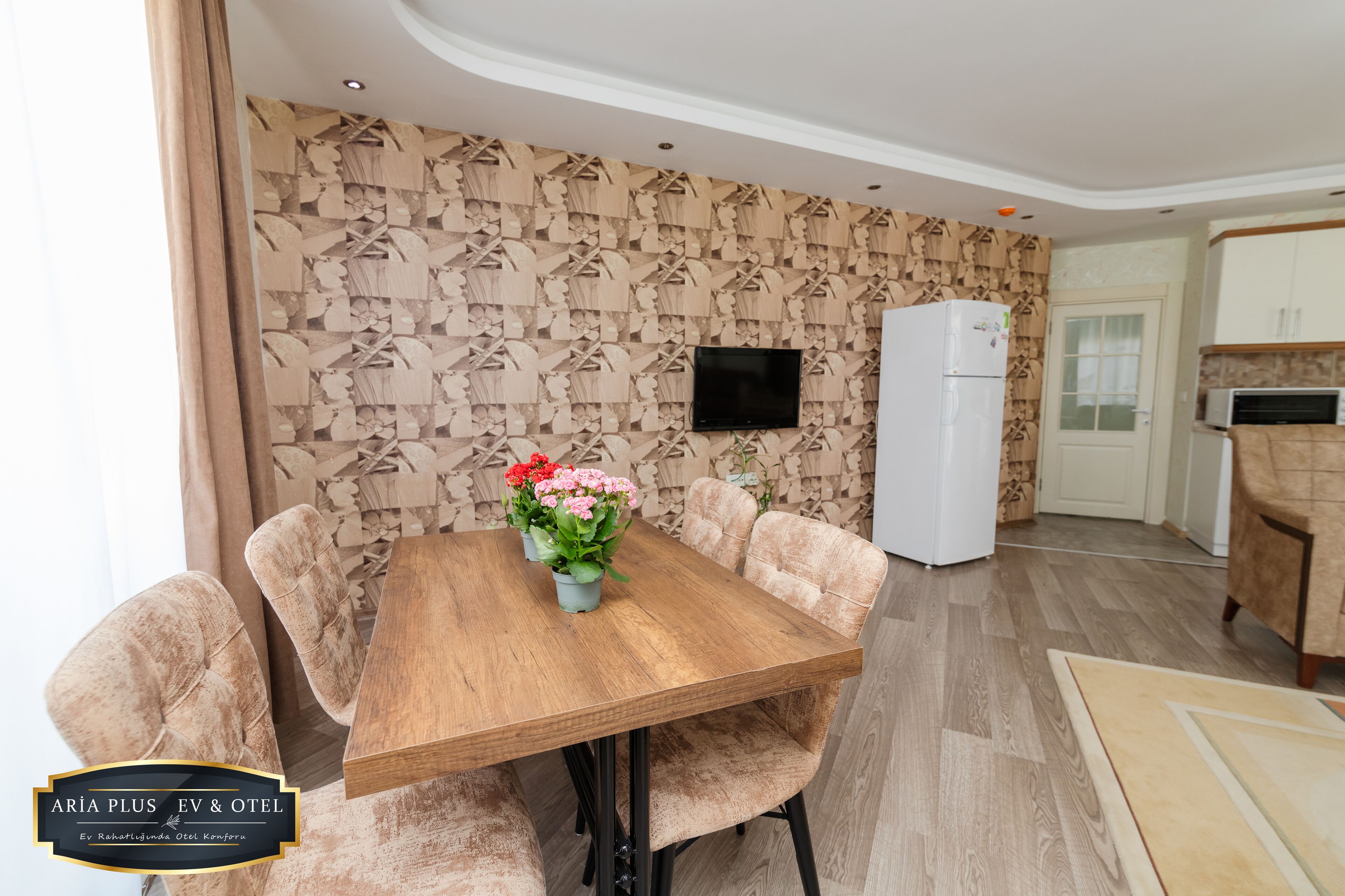 Business appartement, 2 slaapkamers | Woonruimte | Een 102-inch televisie met satellietzenders