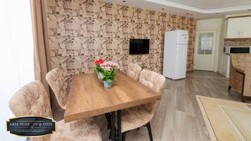 Business appartement, 2 slaapkamers | Woonruimte | Een 102-inch televisie met satellietzenders
