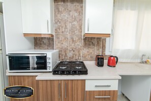 Frigorifero con congelatore, forno, piano cottura, macchina per tè/caffè
