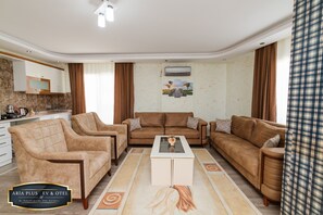 Appartamento Business, 2 camere da letto | Area soggiorno | TV 102 pollici con canali satellitari