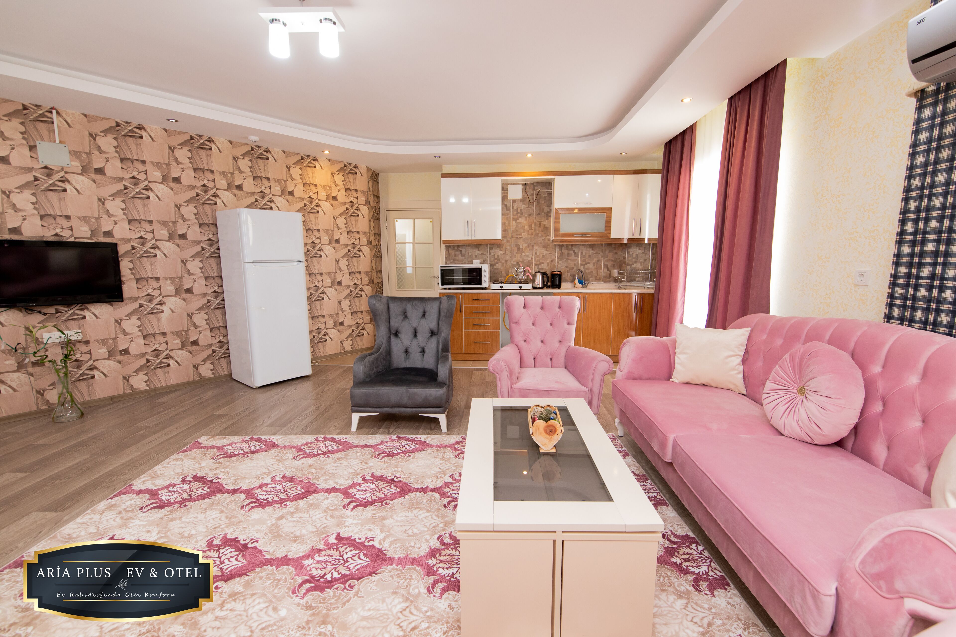 Business appartement, 2 slaapkamers | Woonruimte | Een 102-inch televisie met satellietzenders