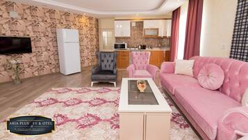 Business appartement, 2 slaapkamers | Woonruimte | Een 102-inch televisie met satellietzenders