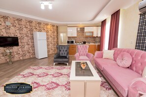 Apartament empresarial, 2 dormitoris | Sala d'estar | Televisor de 102 polzades amb canals per satèl·lit 