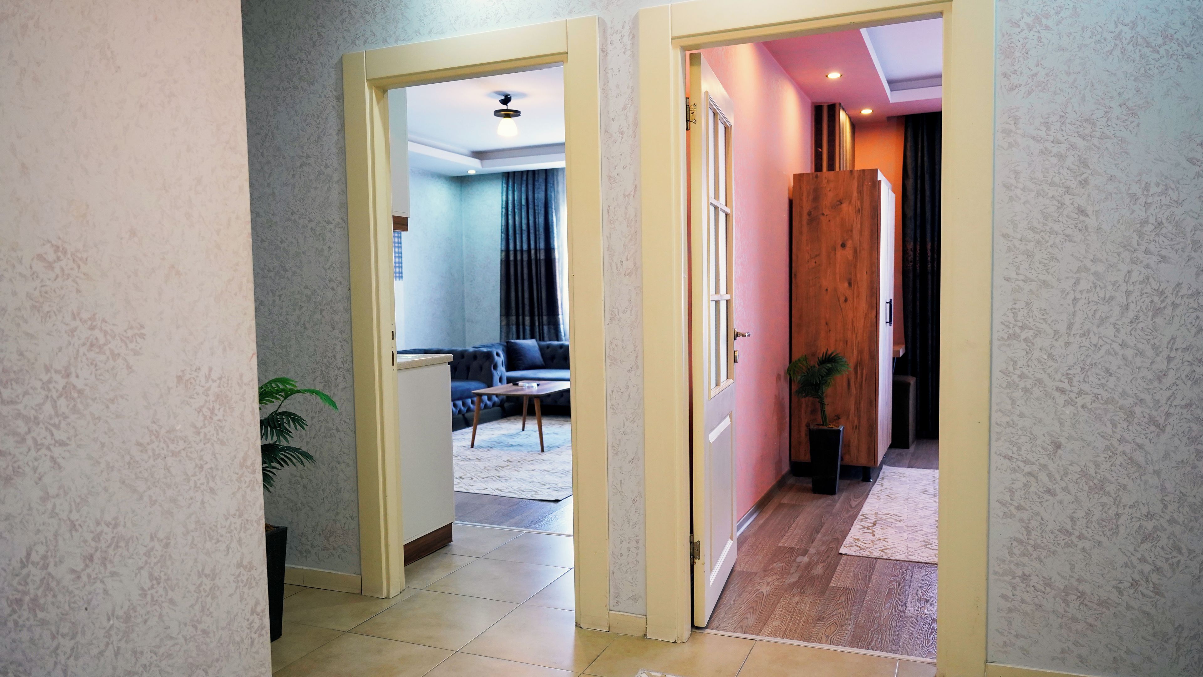 Un pasillo con una decoración moderna que conduce a un área de estar con un sofá y una mesa de centro.