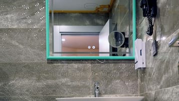 Ein Badezimmer mit Waschbecken, Spiegel und Schrank.