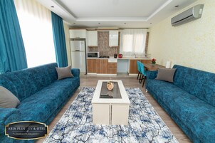 家庭公寓, 吸烟房, 城市景观 | 起居区 | 102-英寸电视（配备卫星频道）