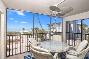 Outdoor dining - Tarpon Beach 206: Beautiful Condo & Stunning Gulf Views to Match (Sanibel)