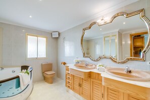 Bañera, secador de pelo y toallas