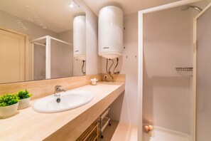 Shower, hair dryer, towels - Apartment Maritimo in Puerto Alcudia seafront (Alcúdia)
