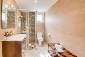 Badewanne, Haartrockner, Handtücher