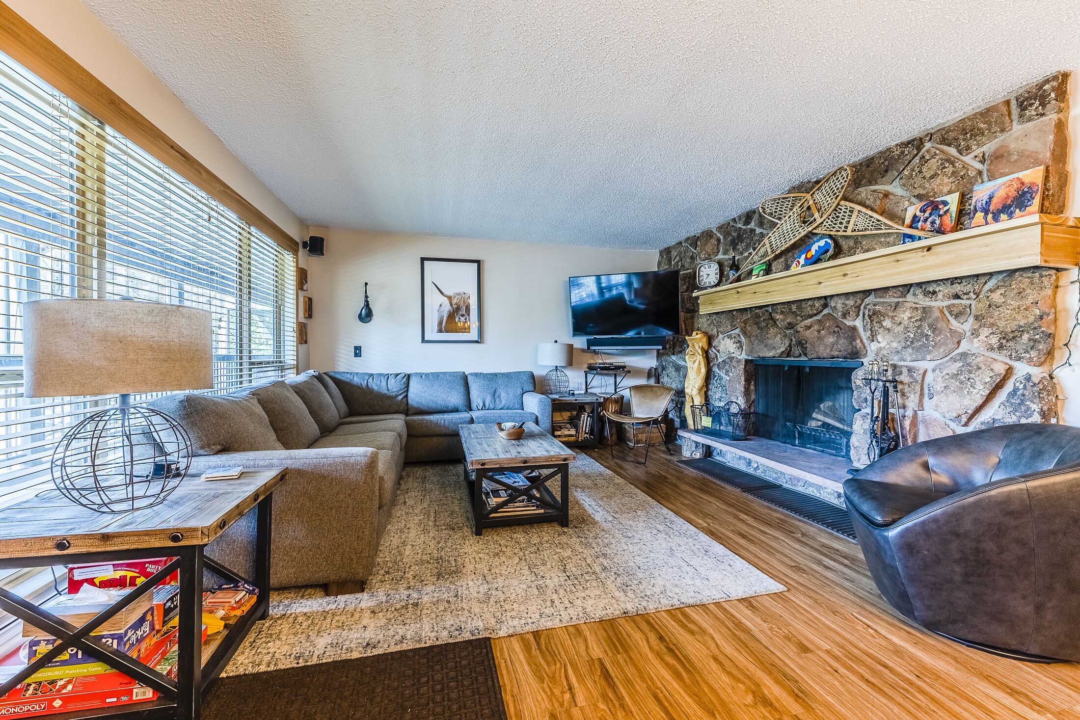 Modern decor condo in Downtown WP w/access to Rec center w/pool, hot tub and