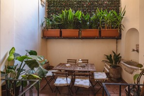 Outdoor dining - Maison Barchetta in via Giulia (Roma)