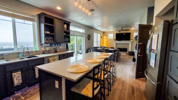 Fridge, microwave, stovetop, dishwasher