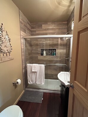Shower, hair dryer, towels, soap - Cozy Cabin in the Beautiful Upper Michigan (Rock)
