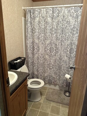 وحدات دش مع أحواض استحمام، مجففات شعر، مناشف، صابون