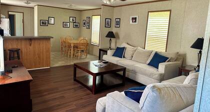 KINGFISH LODGE - PRIVATE MAINTAINED 3 BEDROOM 2 BATHROOM PRIVATE RENTAL